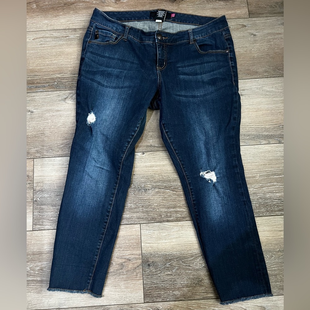 Torrid frayed hem skinny jeans ( perfect for ankle bootie season)!